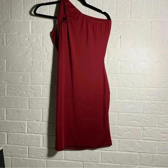 Red Bodycon Mini Dress Size Medium With Chest Cutout Sexy Black Shoulder Flirty - Picture 8 of 14